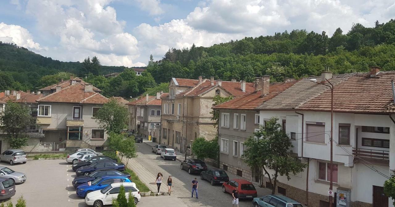 Hotel Часовника Tryavna Esterno foto