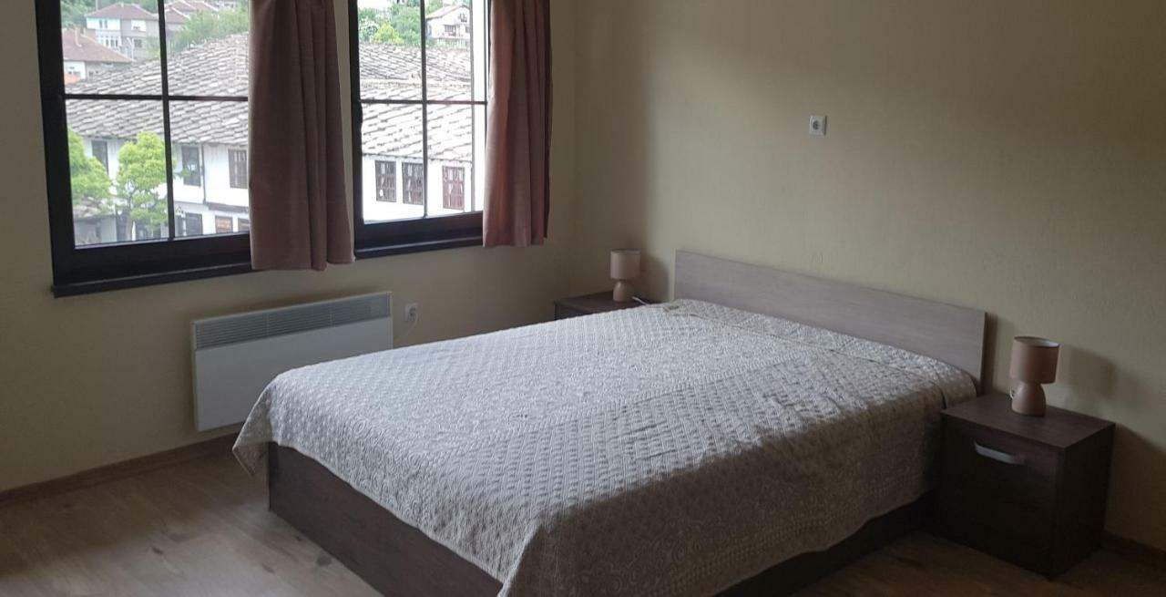 Hotel Часовника Tryavna Esterno foto