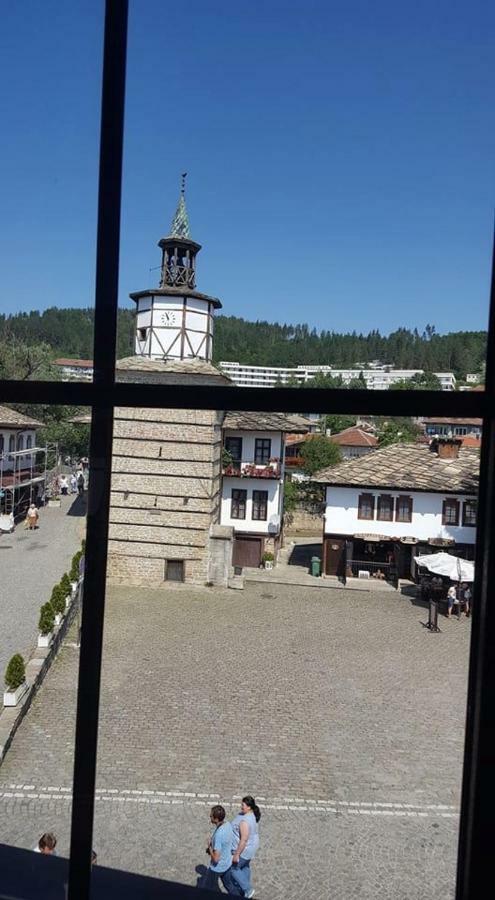 Hotel Часовника Tryavna Esterno foto