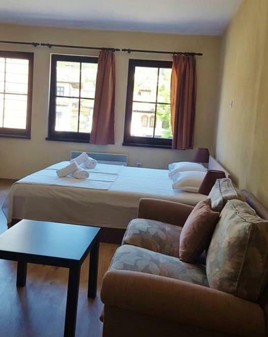 Hotel Часовника Tryavna Esterno foto